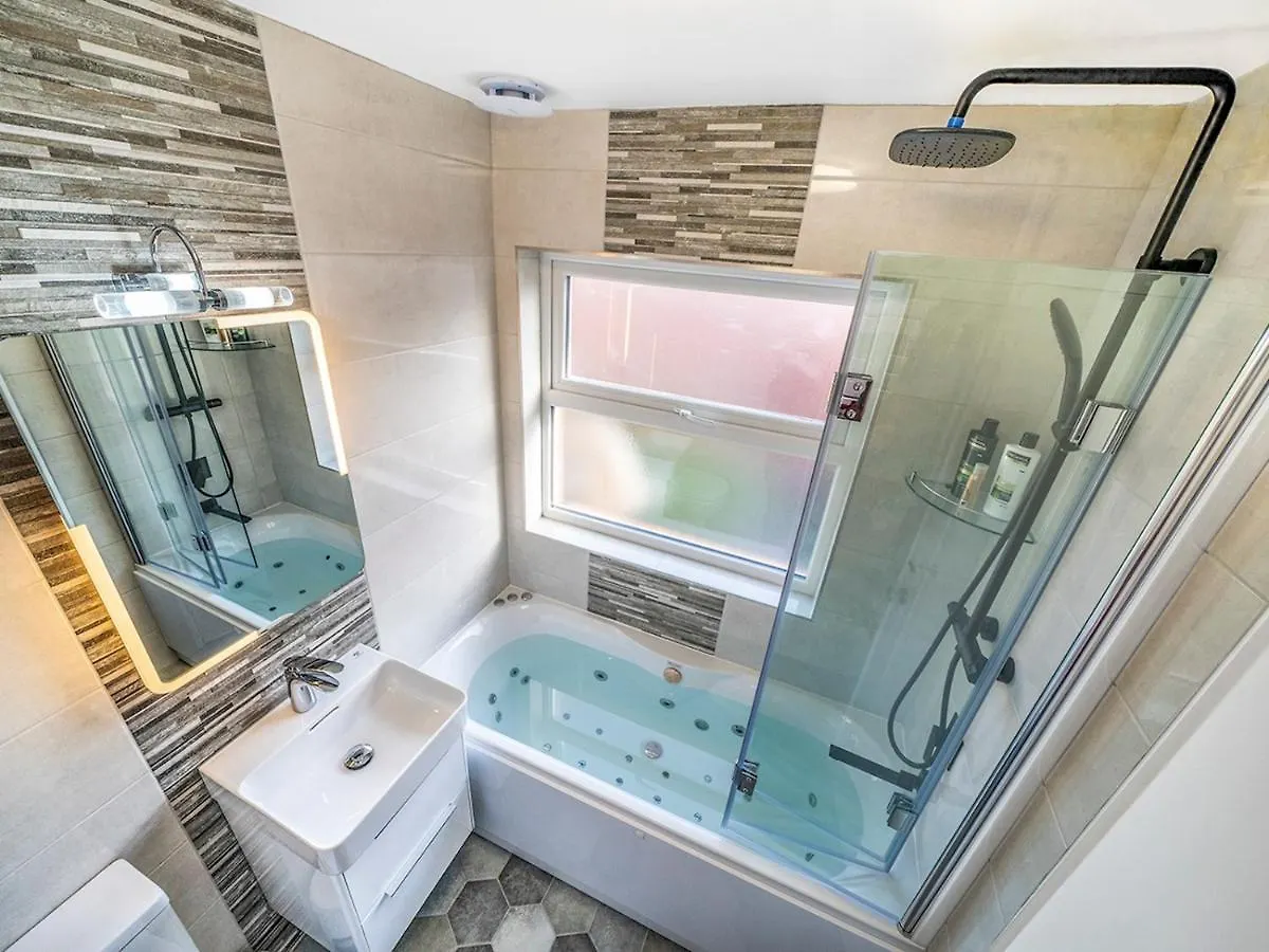 Pass The Keys - 2Br Luxury Apartment With Jacuzzi Bath Belfast