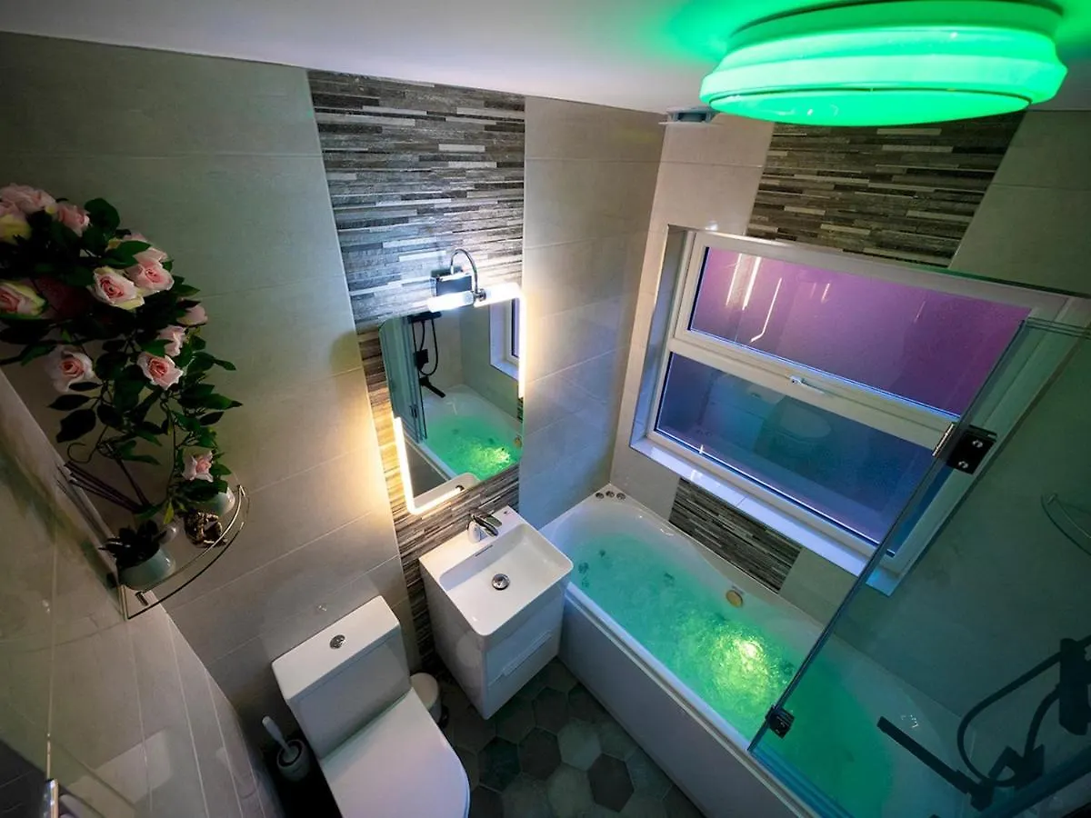 Pass The Keys - 2Br Luxury Apartment With Jacuzzi Bath Belfast